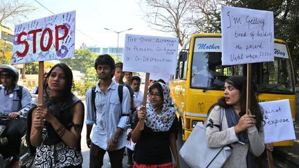 Des &eacute;tudiants manifestent &agrave; Bangalore (Inde) contre les accus&eacute;s d'un viol collectif&nbsp;survenu dans un bus de la capitale indienne, New Delhi, le 13 mars 2015. (AIJAZ RAHI / AP / SIPA)