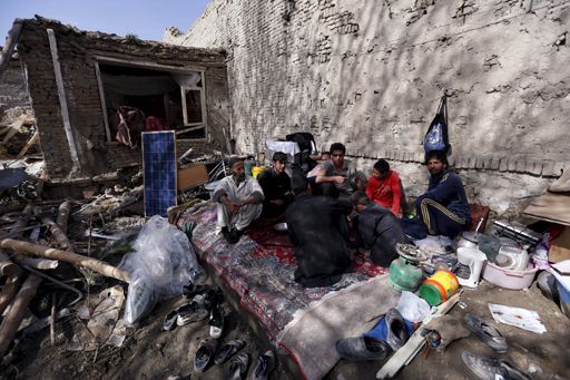 Des habitants de Kaboul mangent le 20 avril 2016 dans leur maison ravagée, la veille, par un attentat-suicide qui visait un bâtiment gouvernemental. (REUTERS - Mohammad Ismail)