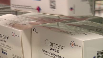 En réponse à la pénurie dans les pharmacies, les autotests sont vendus, depuis mercredi 29 décembre, dans les grandes surfaces.&nbsp;Les clients sont majoritairement rassurés à l'idée de pouvoir se dépister avant la Saint-Sylvestre. (CAPTURE ECRAN FRANCE 2)