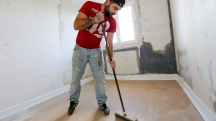 Expérimentation "Territoire zero chômeur longue durée" à Cosne-sur-Loire (Nièvre) avec une rénovation d'anciens appartements. (TARDIVON JC / MAXPPP)