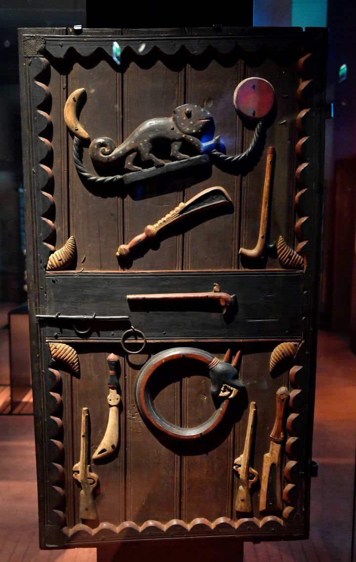 Porte du palais&nbsp;du roi&nbsp;Glegle&nbsp;du royaume de&nbsp;Dahomey&nbsp;(autour de 1880-89)&nbsp;exposé au Musée du Quai Branly - Jacques Chirac à Paris. (GERARD JULIEN / AFP)