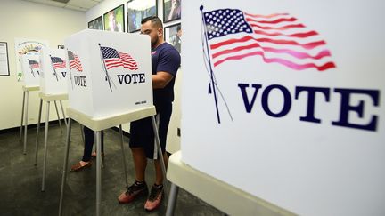 Un homme vote par anticipation pour les "midterms" à Los Angeles (Etats-Unis), le 5 novembre 2018. (FREDERIC J. BROWN / AFP)