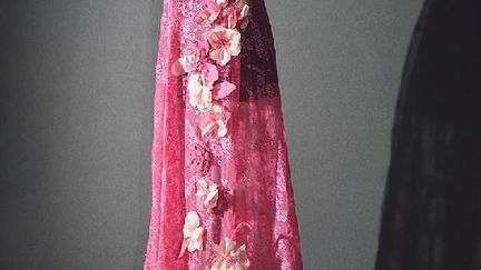 Création de Livia Rovetto. Robe de soirée en dentelle. Leavers pailletée et appliquée de roses tournées.
 (Dentelles Établissement Solstiss Coloris Choking Caudry)