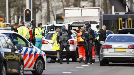 Les forces de l'ordre interviennent à Utrecht (Pays-Bas), après une fusillade dans un tram, le 18 mars 2019. (ROBIN VAN LONKHUIJSEN / ANP)