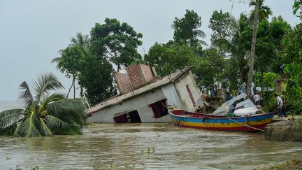 Une maison partiellement effondrée au Bangladesh, le 13 septembre 2018. (MUNIR UZ ZAMAN / AFP)