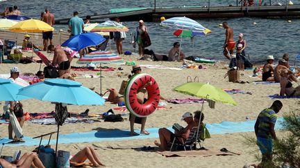 Des vacanciers sur la plage de Sainte-Maxime (Var). (ALEXANDRE MARCHI / MAXPPP)