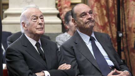 Valéry Giscard d'Estaing et Jacques Chirac écoutent un discours de Nicolas Sarkozy au Conseil constitutionnel, le 1er mars 2010 à Paris. (CHARLES PLATIAU / POOL / AFP)