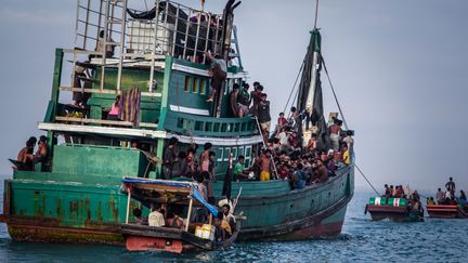 Des migrants sont pris en charge par les autorit&eacute;s, le 20 mai 2015, pr&egrave;s de Kuala Simpang Tiga (Indon&eacute;sie). (JANUAR / AFP)