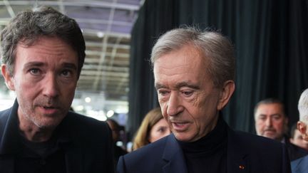 Bernard Arnault (à droite) et son fils Antoine Arnault, le 23 mai 2024 à Paris. (SERGE TENANI / AFP)