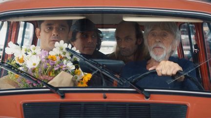 Patrick de Valette, Pierre Richard, Fred Blin et Matthieu Pillard dans "Fêlés" de Christophe Duthuron (2024). (VITO FILMS)