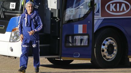 Le sélectionneur de l'équipe de France de football, Raymond Domenech, descend du&nbsp;bus que son équipe refuse de quitter, le 20 juin 2010 à Knysna (Afrique du Sud). Les Bleus avaient décidé ce jour-là de faire une grève de l'entraînement afin de montrer leur solidarité envers Nicolas Anelka, exclu du groupe après avoir insulté&nbsp;l'entraîneur. Ils finiront éliminés de la Coupe du monde dès la phase de groupes. (FRANCOIS MORI / AP / SIPA)