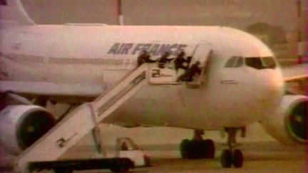 Le 26 décembre 1994, un avion atterrit sur le tarmac de l’aéroport de Marignane avec 172 otages à bord, retenus par quatre terroristes du Groupe Islamiste Armé (GIA), le plus radical des mouvements terroristes algériens. Retour sur les heures qui ont conduit à l'assaut final du GIGN.