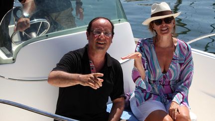 Le chef de l'Etat Fran&ccedil;ois Hollande, en vacances pour la premi&egrave;re fois au fort de Br&eacute;gan&ccedil;on&nbsp;(Var) est all&eacute; visiter l'&icirc;le de Porquerolles avec sa compagne Val&eacute;rie Trierweiler.&nbsp;Des vacances normales donc. (ALAIN ROBERT / APERCU / SIPA)