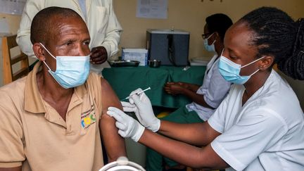 Un homme reçoit une dose de vaccin contre le&nbsp;Covid-19 le 5 mars 2021 à l'hôpital de Masaka, à Kigali, la capitale rwandaise. (JEAN BIZIMANA /REUTERS)