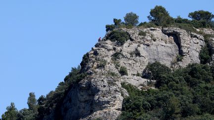 La falaise sur laquelle des ossements et effets personnels ont été découverts le 24 et le 25 juin 2021, non loin du domicile des parents de Lucas Tronche, disparu en 2015 à l'âge de 15 ans. (HIELY CYRIL / MAXPPP)