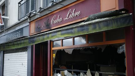 La vitrine du bar Au Cuba libre, détruit par un incendie, à Rouen, le 6 août 2016. (MATTHIEU ALEXANDRE / AFP)