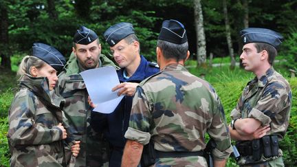 Des gendarmes participent aux recherches du corps de Loan, le 29 ao&ucirc;t 2014, &agrave; Ch&eacute;n&eacute;railles (Creuse). (THIERRY ZOCCOLAN / AFP)