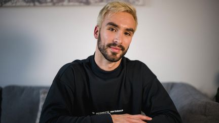 Guillaume Cizeron, le patineur français, le 30 avril 2021 dans son appartement de Montréal. (ANDREJ IVANOV / AFP)