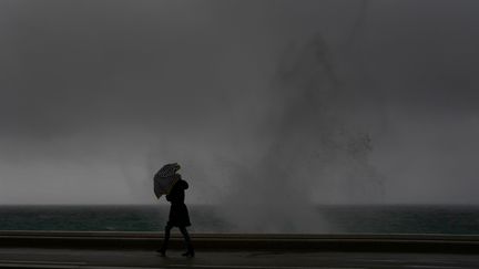 Une femme sur la promenade des Anglais à Nice, le 1er février 2019. (VALERY HACHE / AFP)