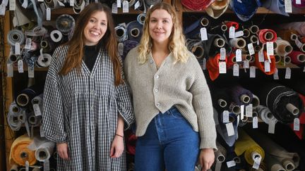 Rosie Scott et&nbsp;Hannah Silvani, co-fondatrices de The New Craft House, le 11 février 2022 à Londres. (DANIEL LEAL / AFP)