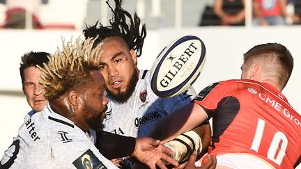 Mathieu Bastareaud et Ma'a Nonu associés au centre à Toulon (BORIS HORVAT / AFP)