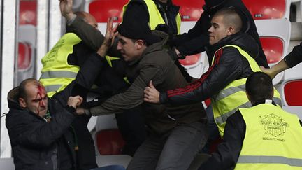 Des supporters niçois attaquent un ultra stéphanois blessé (VALERY HACHE / AFP)