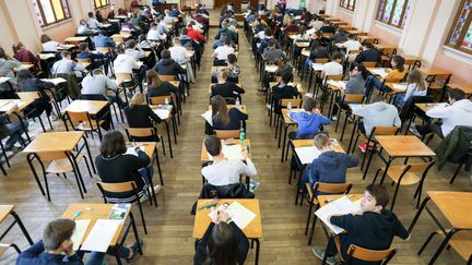 Des étudiants passent un examen blanc du baccalauréat à Lille (Nord), le 10 novembre 2017. (THIERRY THOREL / CROWDSPARK / AFP)