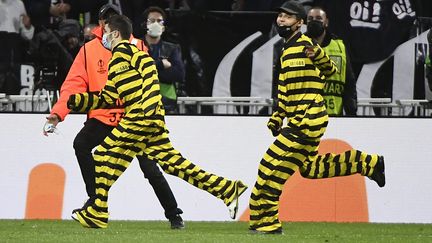 Deux membres des Dalton sur le terrain du Groupama Stadium de Lyon, le 4 novembre 2021. (MAXPPP)