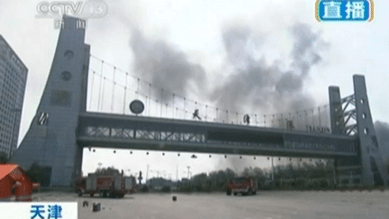 Au lendemain de la double explosion de Tianjin (Chine), un incendie n'a toujours pas &eacute;t&eacute; ma&icirc;tris&eacute; sur le site industriel, jeudi 13 ao&ucirc;t 2015. (REUTERS)