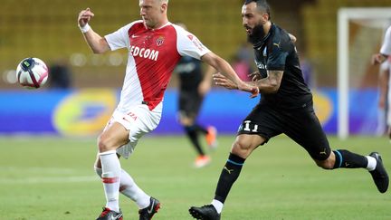 L'attaquant de l'OM Mitroglou aux prises avec Glik (VALERY HACHE / AFP)