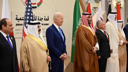 Le président égyptien&nbsp;Abdel Fattah al-Sisi, le roi du Bahreïn&nbsp;Hamad ben Issa Al Khalifa, le président américain Joe Biden, le prince héritier saoudien Mohammed ben Salmane (MBS), le roi de Jordanie&nbsp;Abdallah II, l'émir du Qatar Tamim ben Hamad al-Thani&nbsp;et le prince héritier du Koweït&nbsp;Mishal Al-Ahmad Al-Jaber Al-Sabah, lors du sommet pour la sécurité et le développement de Jeddah (Arabie saoudite), le 16 juillet 2022.&nbsp; (MANDEL NGAN / POOL / AFP)