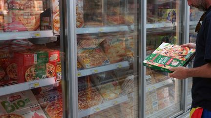 Un rayon de pizzas surgelées dans un supermarché, le 30 mai 2022. (MYRIAM TIRLER / HANS LUCAS / AFP)