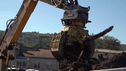 Inondations en Ardèche : des tonnes de gravats à déblayer (franceinfo)