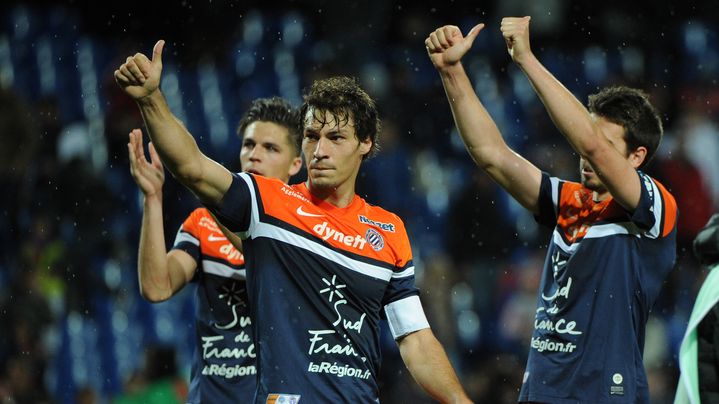 Les joueurs de Montpellier saluent leur public apr&egrave;s leur victoire face &agrave; Toulouse, le 26 avril 2014. (SYLVAIN THOMAS / AFP)