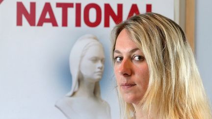 Anne-Sophie Lecl&egrave;re pose devant une affiche Front national &agrave; son domicile dans les Ardennes, le 16 juillet 2014. (FRANCOIS NASCIMBENI / AFP)