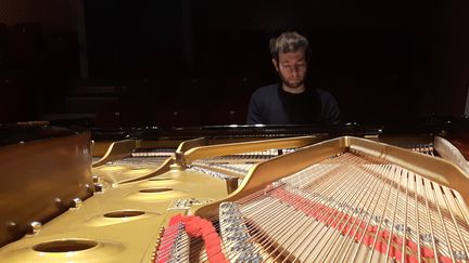 Olivier Korber au piano, dans le studio 109 de la maison de la radio à Paris, en février 2018. (GRÉGOIRE LECALOT / FRANCEINFO)