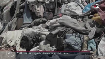 Des tas de vêtements dans le désert d'Atacama. (France 2)