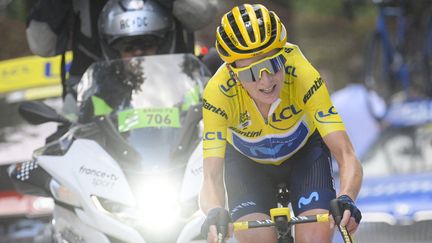 Annemiek van Vleuten dans l'ascension de la Super Planche des Belles Filles, le 31 juillet 2022. (BERNARD PAPON / AFP)