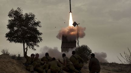 Des soldats isra&eacute;liens regardent un missile tir&eacute; du d&ocirc;me de fer, le syst&egrave;me de d&eacute;fense a&eacute;rien mobile d'Isra&euml;l, Beer Sheva, le 12 mars 2012. (MENAHEM KAHANA / AFP)