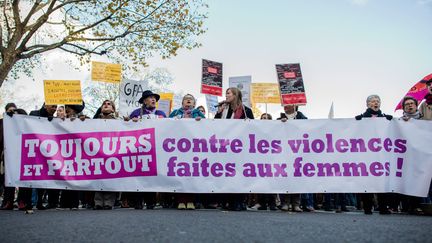 Un rassemblement contre les violences faites aux femmes, place de la République à Paris, le 25 novembre 2017.&nbsp; (MAXPPP)