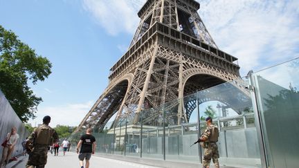 Les militaires français déployés autour de la Tour Eiffel. (PAULO AMORIM / AFP)