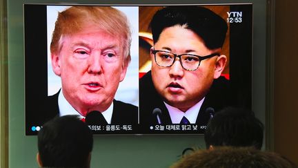 Donald Trump et Kim Jong-un à la télévision, le 9 mars 2018 à Séoul (Corée du Sud). (JUNG YEON-JE / AFP)