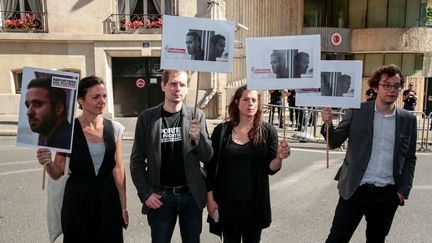 Des militants demandent la libération de Mathias Depardon, photojournaliste français détenu en Turquie, devant l'ambassade turque à Paris, le 25 mai 2017. (GEOFFROY VAN DER HASSELT / AFP)