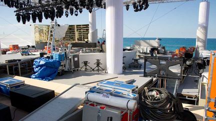  (Le plateau de Canal+ à Cannes en 2013. © Lionel Urman/Sipa)