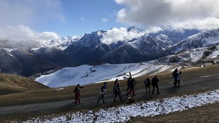 Des skieurs à pied, sur le chemin entre la télécabine de Luchon (Haute-Garonne) et les pistes de Superbagnères, le 18 février 2020. (THOMAS BAIETTO / FRANCEINFO)