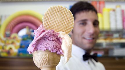 Cornet de glace à l'entrée d'un cinéma
 (CORNET WAFER 675035ap /REX_ITALY46_675035ap//070713003)