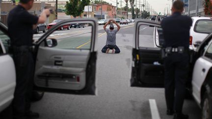 Arrestation par des policier du LAPD d'un homme suspect&eacute; d'avoir vol&eacute; la voiture de sa petite amie &agrave; Los Angeles (Californie), le 25 avril 2012. (LUCY NICHOLSON / REUTERS)