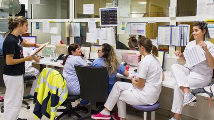 Les personnels hospitaliers de l'équipe de nuit des urgences de Martigues dans leur salle de travail, "l'aquarium", dimanche 22 septembre 2019.&nbsp; (GUILLEMETTE JEANNOT / FRANCEINFO)