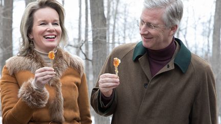 La reine Mathilde et le roi Philippe de Belgique dégustant une sucette au sirop d'érable, le 12 mars 2018 à Ottawa (Canada).&nbsp; (BENOIT DOPPAGNE / BELGA MAG / AFP)