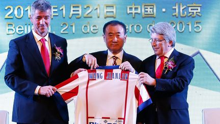 Wang Jianlin pose avec le maillot de l'Atlético (WANG LILI / XINHUA)